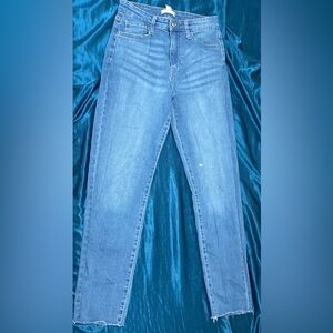 Forever 21 Classic light wash blue Mom Jean